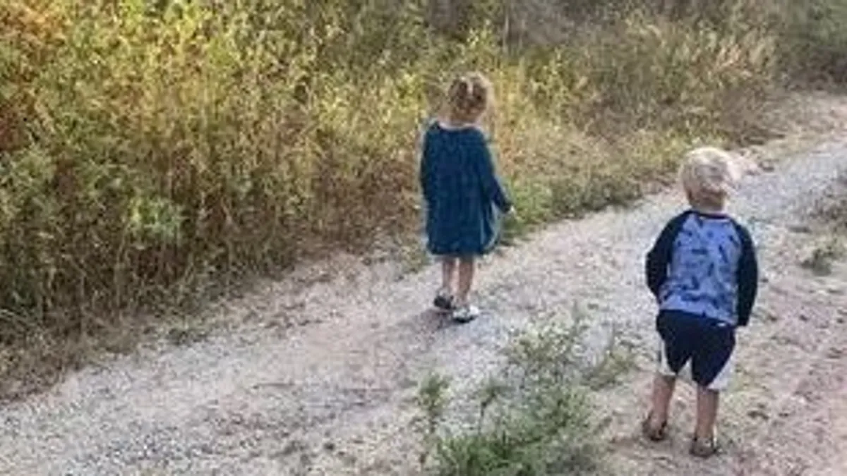 A halála előtti pillanatban készített képet a nagymama a kislányról, akit a ház előtt gázoltak el
