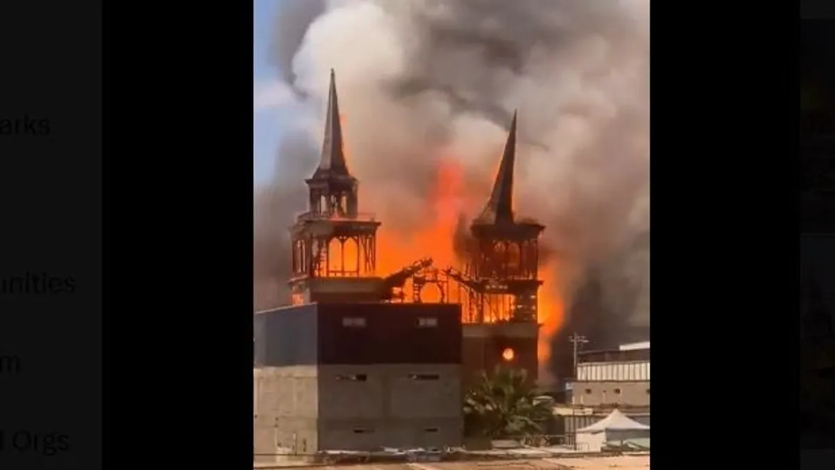 Hatalmas lángokkal égett, majd összeomlott egy székesegyház Chilében - videó