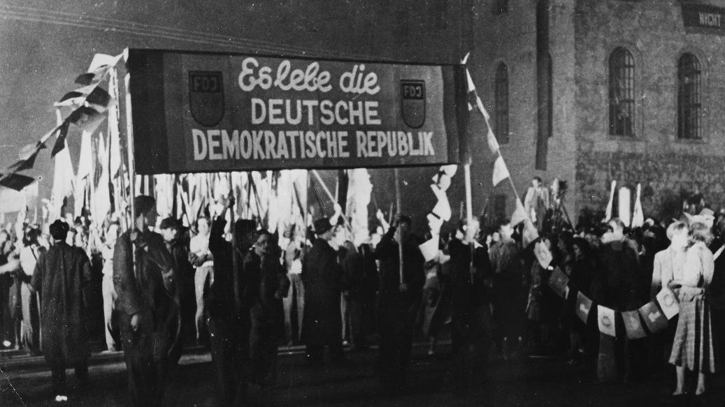 Németország kettészakítása: Kelet-Berlinben 1949. október 7-én a szocialista országok diplomáciai testületei és újságírók előtt egy rendkívül visszafogott ceremónia keretében bemutatták az új állam nevét, alkotmányát, zászlaját és címerét