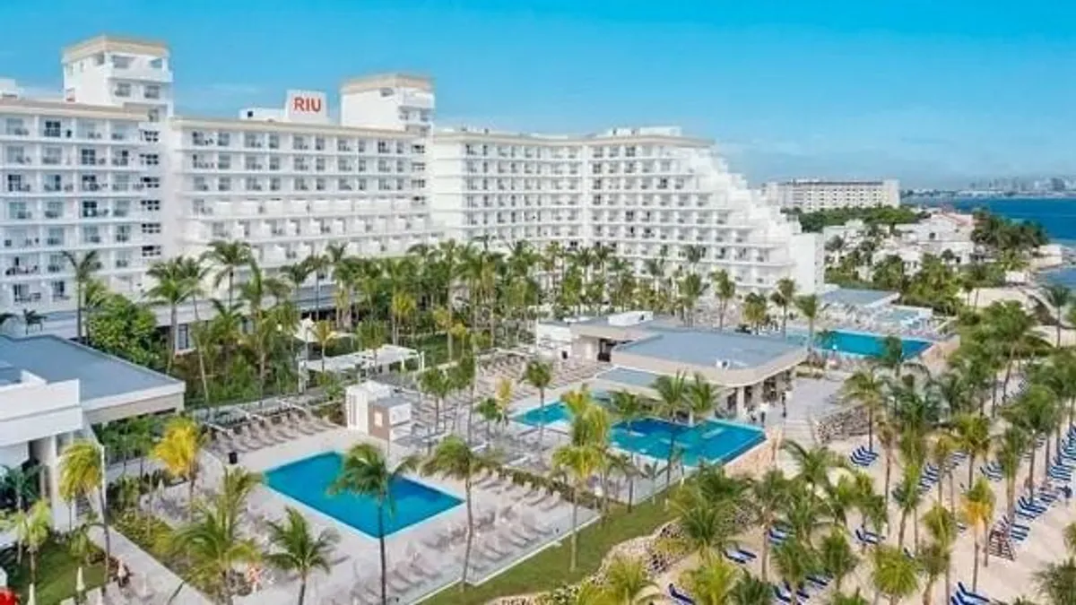 Fegyveresek lövöldöztek egy cancúni luxus szállodánál, halálos áldozat is van