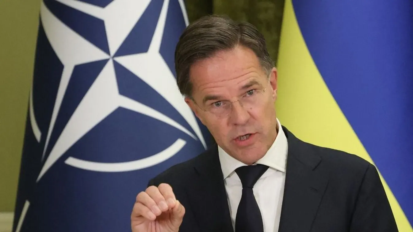 Mark Rutte NATO-főtitkár egy közös sajtótájékoztatón beszél az ukrán elnökkel Kijevben 2024. október 3-án