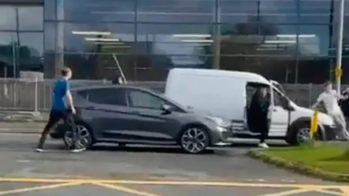 Tömegverekedés volt egy üzlet parkolójában, többen megsérültek