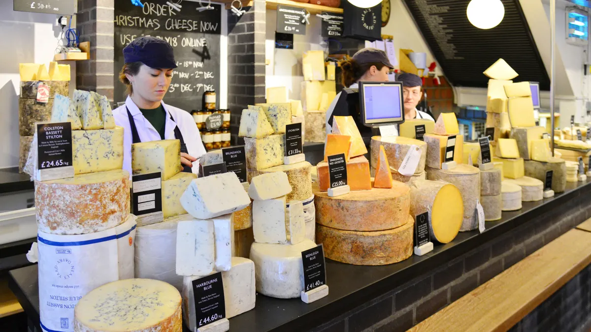 Elloptak egy közel 150 millió forint értékű kézműves cheddar sajtot