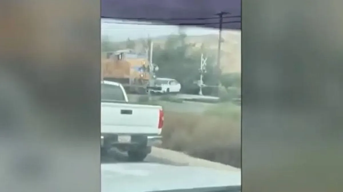 Két gyerekkel a hátsó ülésen ragadt síneken egy autó, majd érkezett a tehervonat - videó