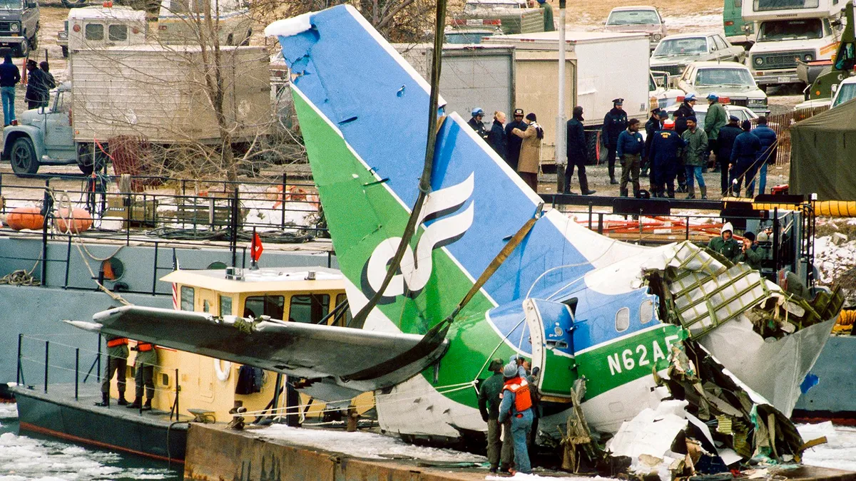 Egy perccel a felszállás után hídnak ütközött egy Boeing, 78 ember meghalt