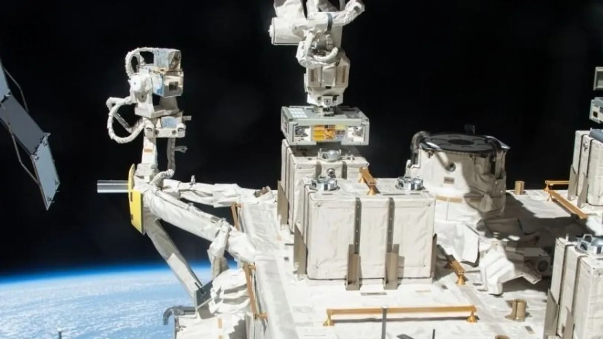 Tapasztalt asztronauták segítségével zajlik a magyar űrhajósok felkészítése Houstonban