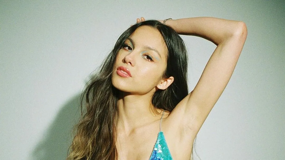 Olivia Rodrigo: szexi pózokban, vadító szettekben mutogatja a melleit a popsztár