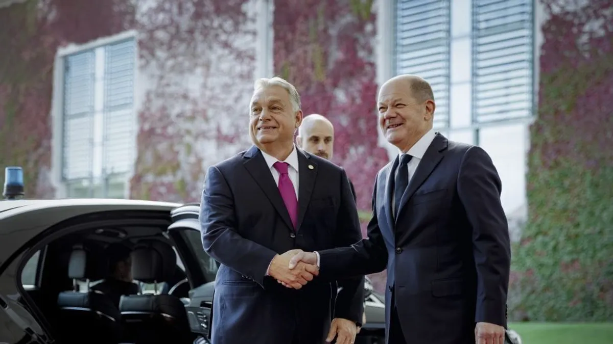 Így fogadta Orbán Viktort Olaf Scholz - videó