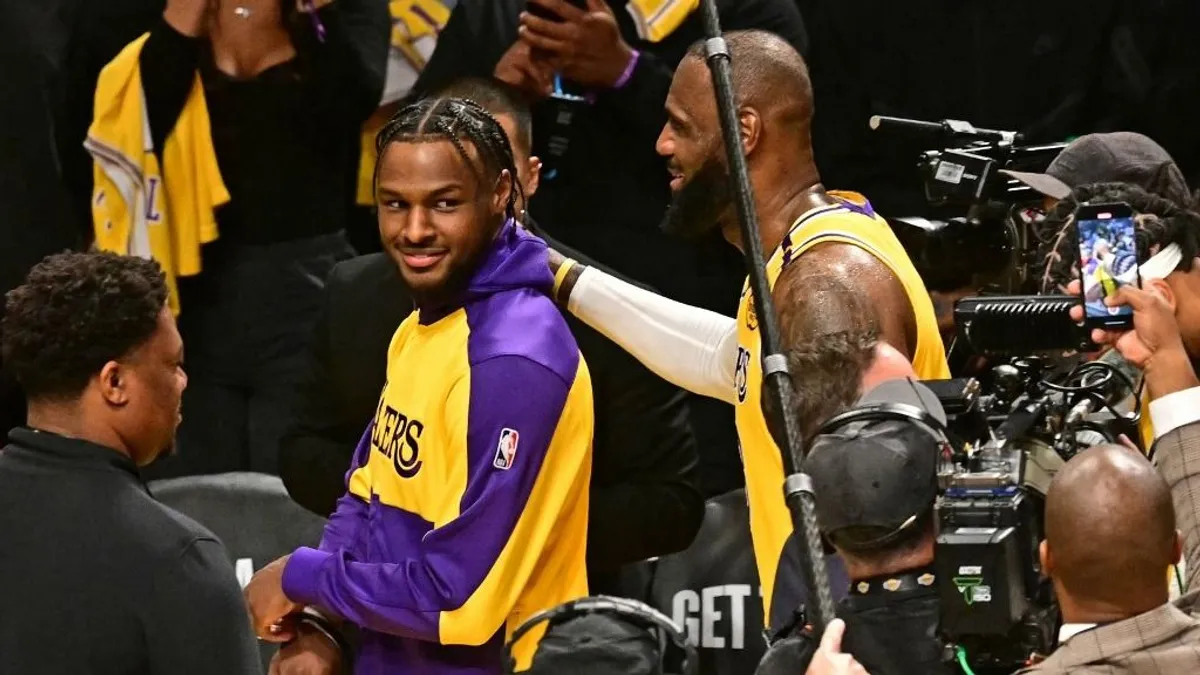 Történelmi pillanat az NBA-ben: LeBron James és a fia együtt játszottak - videó