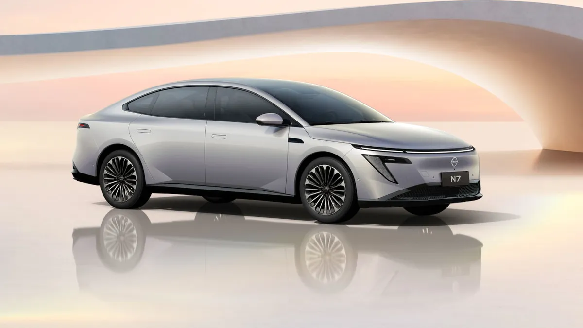 NI, NI – ezt üzenik a Nissan új villanyautójának fényszórói
