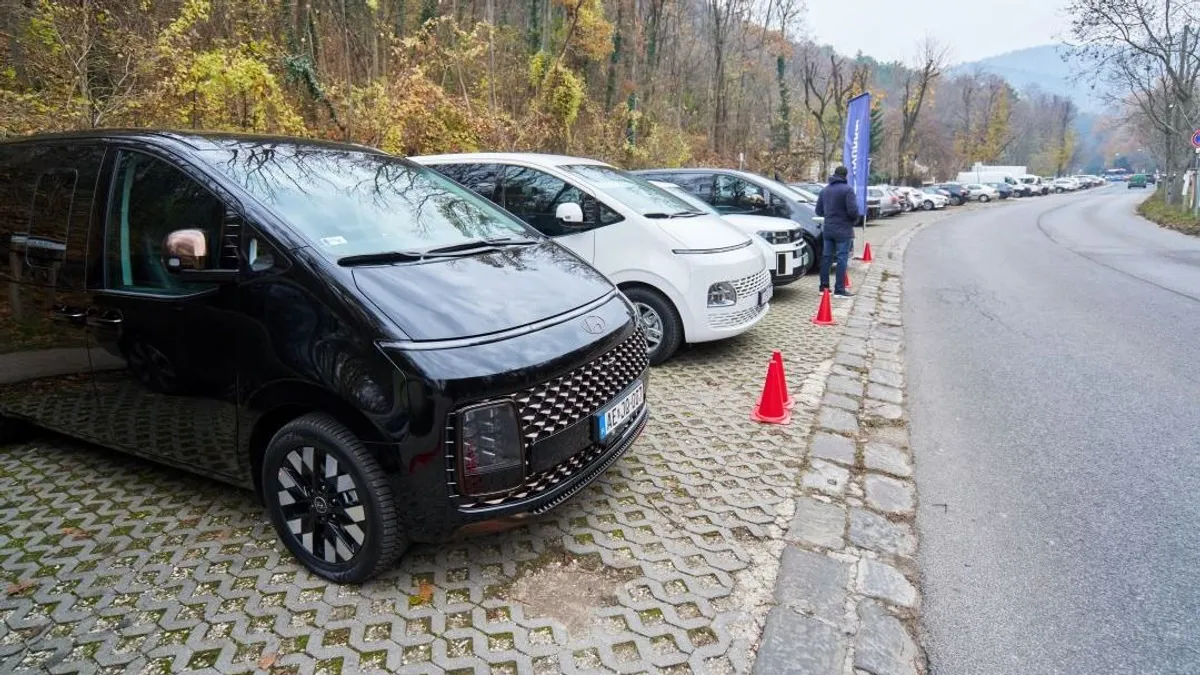 Magyarországra érkezett a Hyundai ufószerű, hibrid egyterűje