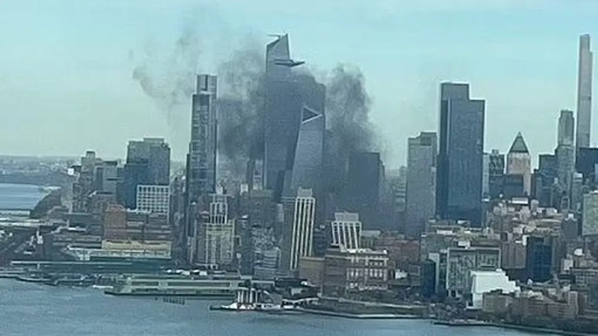 Kigyulladt egy felhőkarcoló New Yorkban - videó