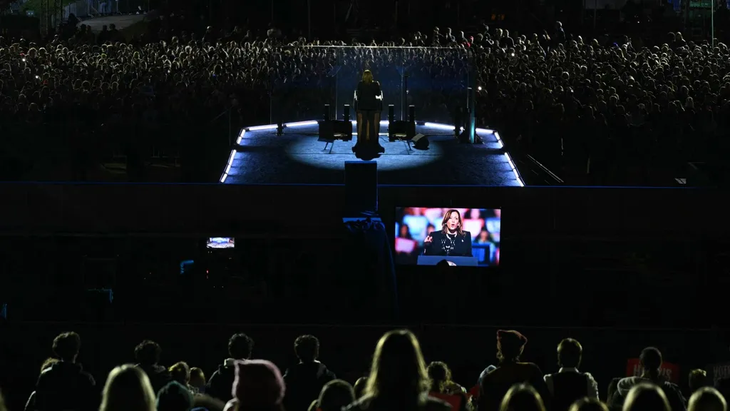 Kamala Harris, az Egyesült Államok alelnöke és demokrata elnökjelölt beszédet mond egy kampánygyűlésen a Benjamin Franklin Parkway-n Philadelphiában, Pennsylvaniában 2024. november 4-én.