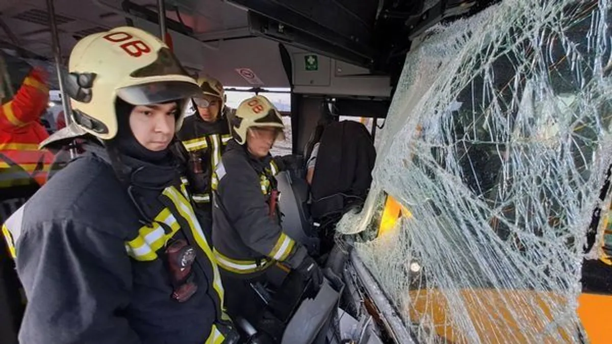 Tizenkilenc sérültje van a debreceni buszbalesetnek - fotók