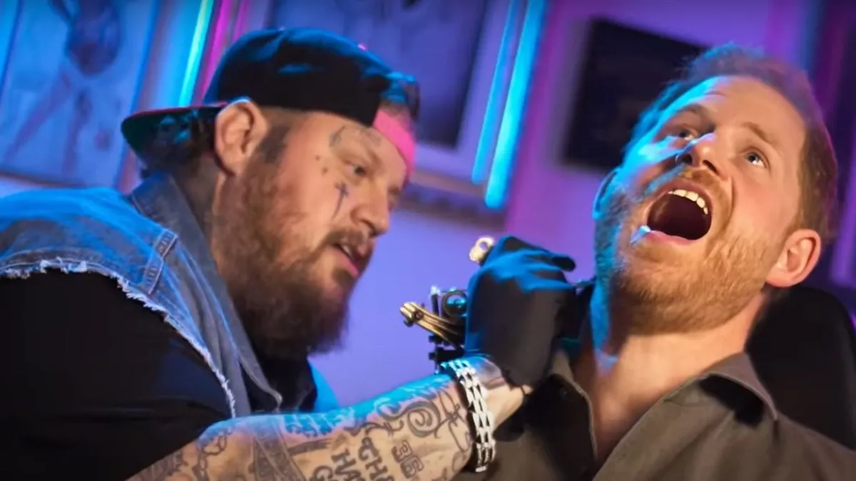 Harry herceg megcsináltatta élete első tetoválását - videó