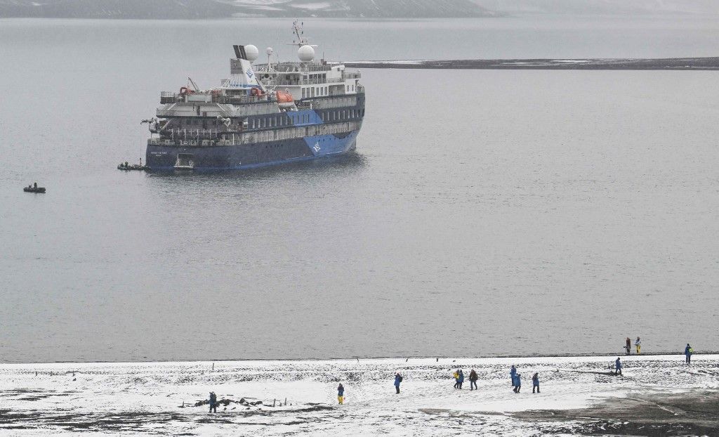 turisták 2024. január 24-én meglátogatják a Hector Whaling Company maradványait a Bálnavadász-öbölben, a nyugati Antarktisz-félszigeten, a Deception-szigeten