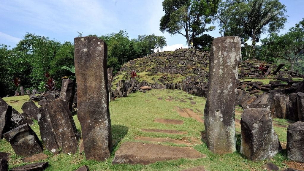 A Gunung Padang helyszíne. Az ősi, piramisszerű struktúra emberi eredetét többen is vitatják.