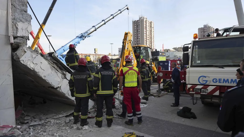 Leomlott az újvidéki vasútállomás tetőszerkezete, baleset, tragédia, 
újvidékivasútállomás