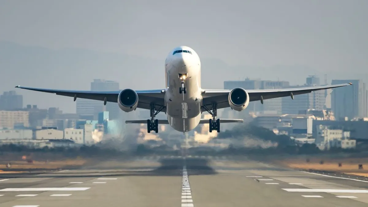 Égő repülőből menekültek az utasok Törökországban – videó