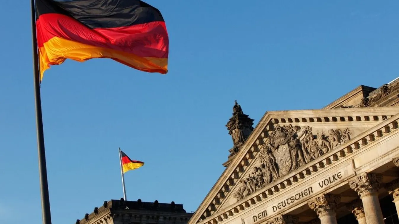 A német zászló lobog a Reichstag előtt, ami a  Bundestagnak (a parlament alsóházának) ad otthont