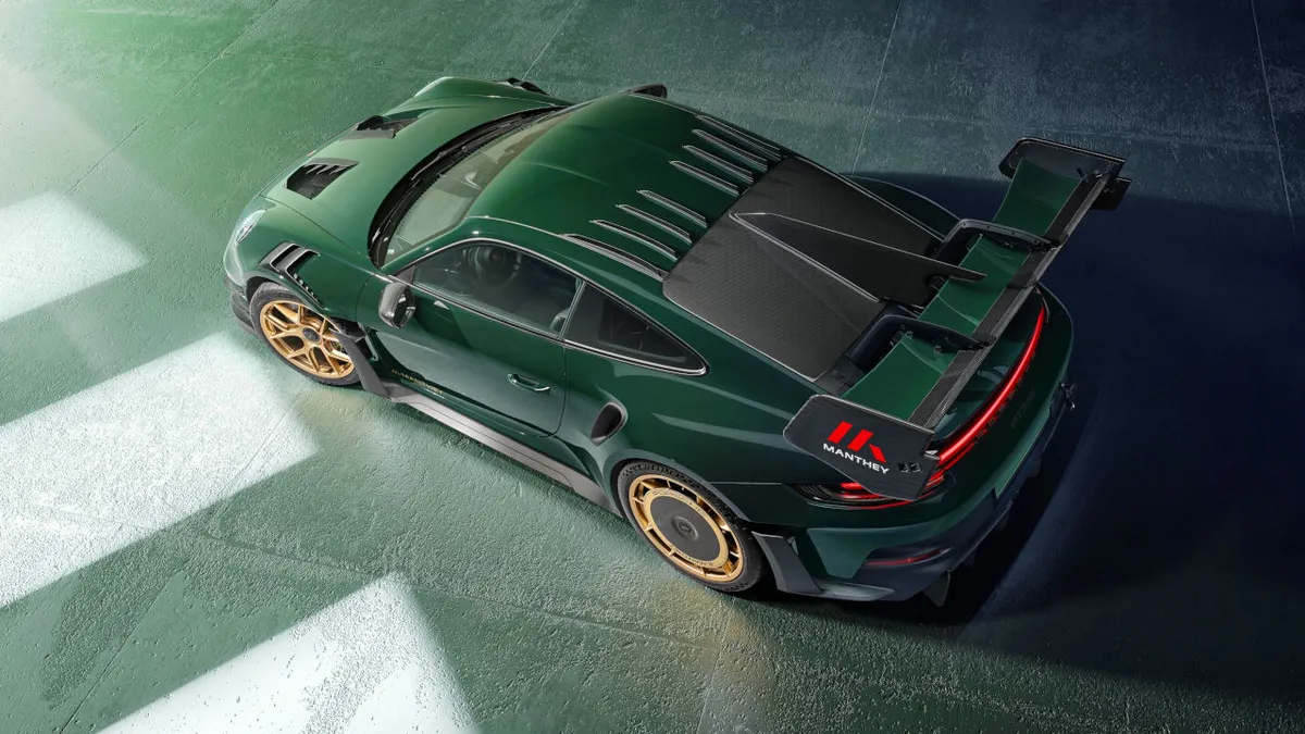 Versenypályára nem hátsó szélvédő, hanem szárny kell. Íme a Manthey 911 GT3 RS