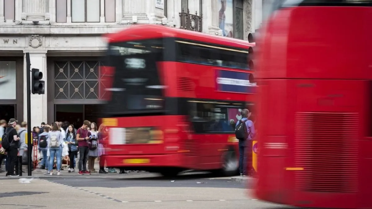 Meghalt egy férfi, miután leesett az emeletes busz lépcsőjéről