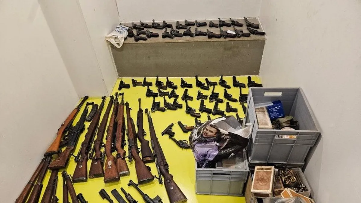 80 fegyvert és 140 kiló lőszert vitt be a rendőrségre egy dán férfi
