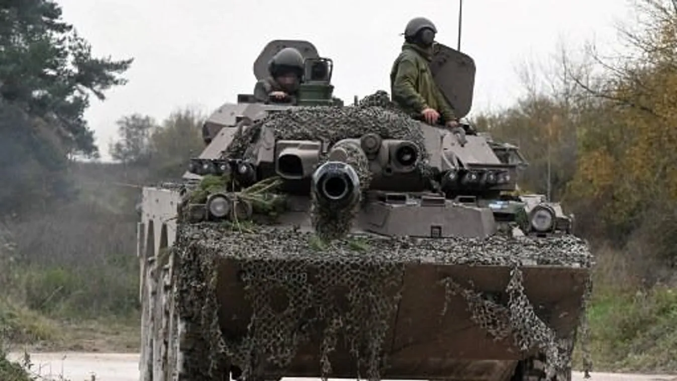 AFP or licensors/Ukrainian soldiers train in an AMX-10 French armoured fighting vehicle during a training exercise by the French Army as part of the "Champagne" Task Force, at Mourmelon-le-Grand military camp, in Mourmelon-le-Grand, on November 14, 2024. (Photo by FRANCOIS NASCIMBENI / AFP), orosz-ukrán háború, Ukrajna