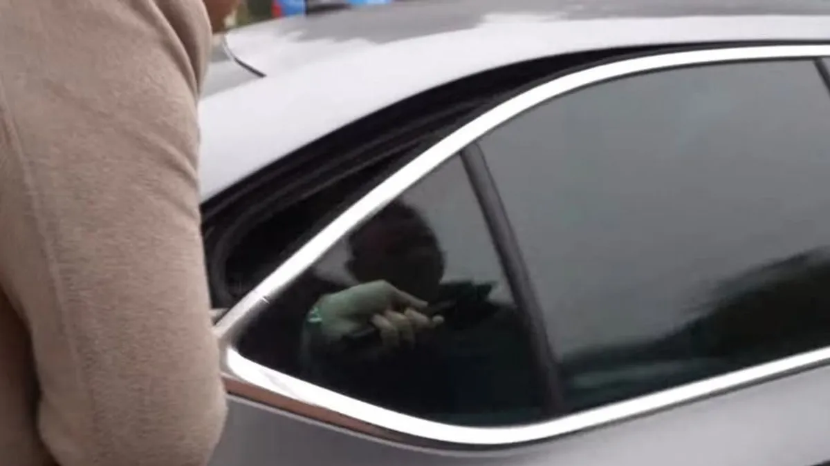 Magyar Péter egy újságíró kezére csapta a kocsiajtót - videó