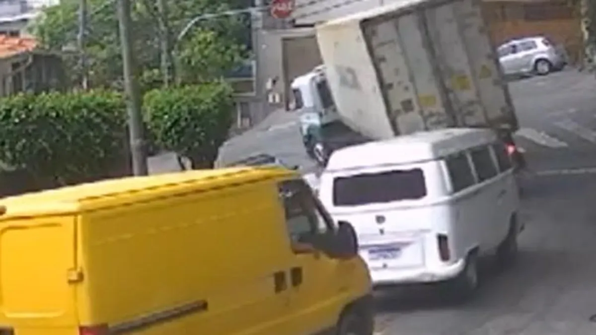 Azt hitte a kamionos, hogy ha lassan megy, nem lesz gond a lejtős kanyarral, de sajnos tévedett - videó