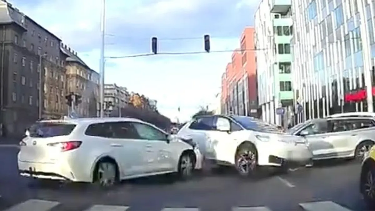 Sárgán villogtak a lámpák a Váci úton, több autó is összetört, mert valaki nem lassított - videó