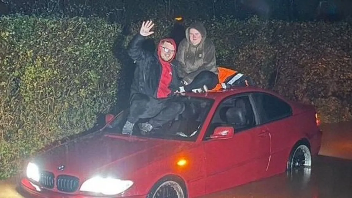 Az árvíz közepén, egy autó tetején jegyezte el szíve választottját egy férfi