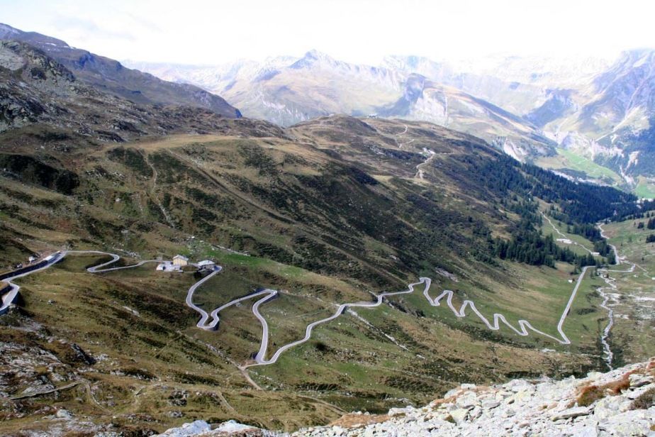 A 38 km hosszú Splügen-hágó 2113 méter magasságban a svájci graubündeni Rheinwaldban levő Splügent és az olasz Sondrio megyében lévő Chiavennát, köti össze