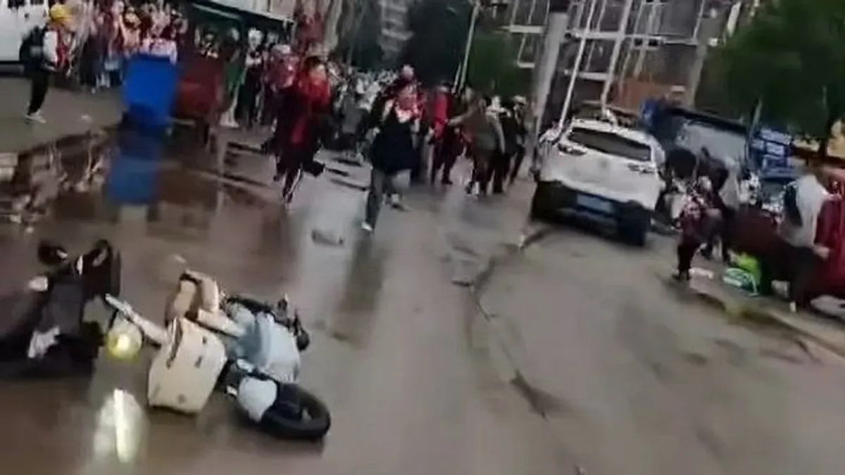 Ismét tömegbe hajtott Kínában egy autó, rengeteg a sérült