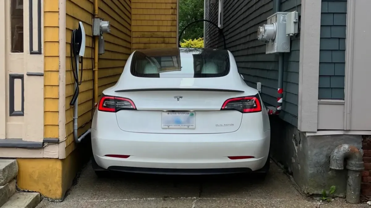 Nem lett butább a Tesla, csak óvatosabb
