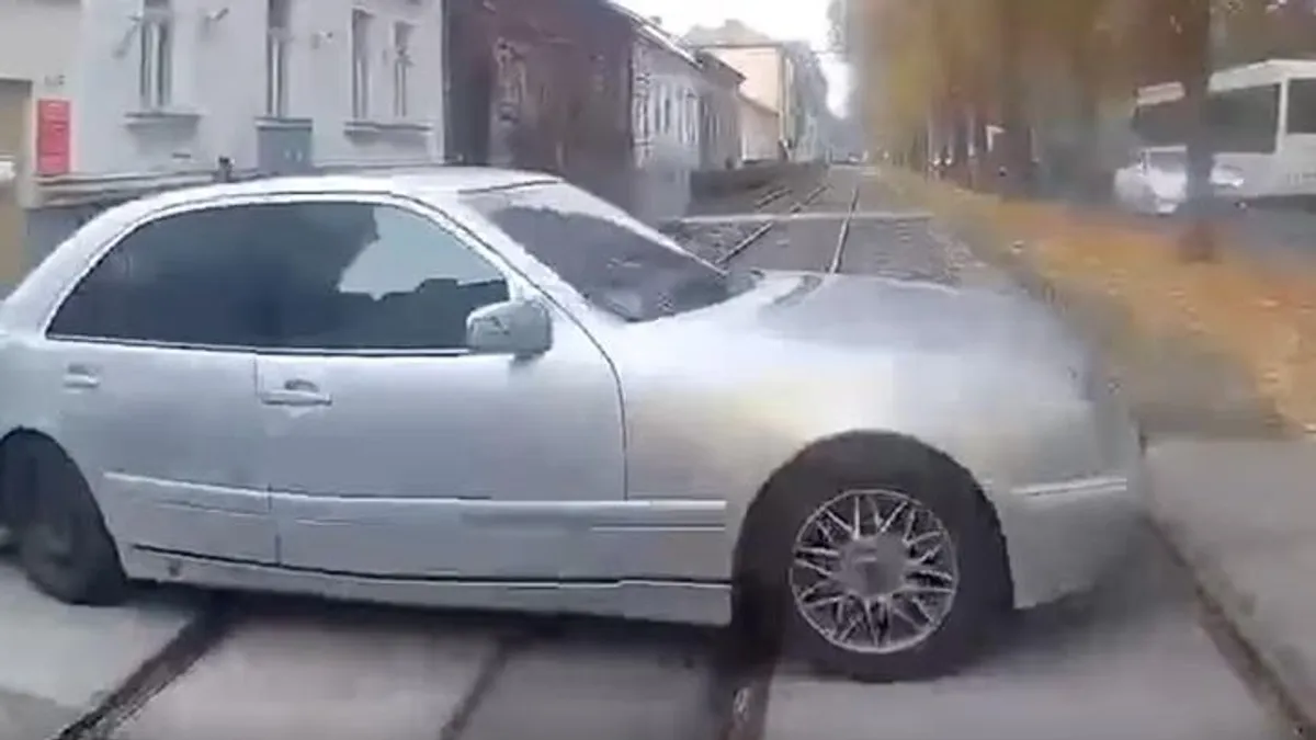 Hangosan csilingelve jött a szegedi villamos, a Mercedes vezetője mégis kihajtott elé - videó