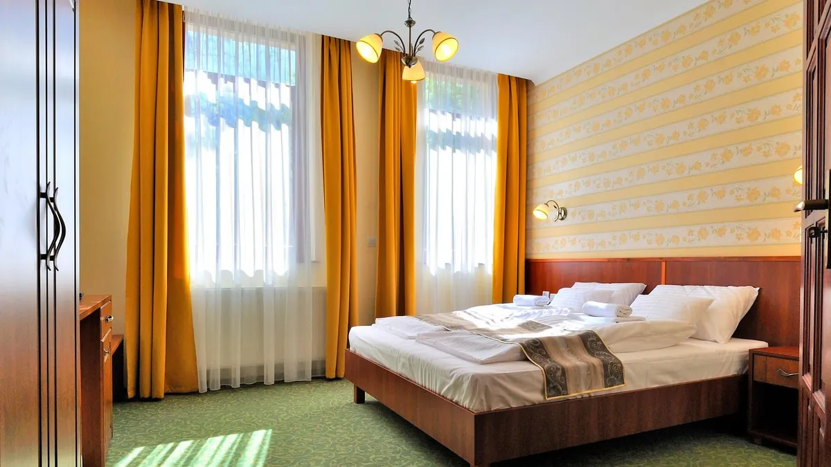 3-at fizet, 4-et kap a szegedi Partium Hotelben!