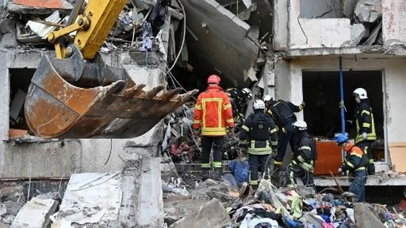 AFP or licensors/Ukrainian rescuers work at the site of a missile attack in Kharkiv on October 31, 2024. Russian bombardment of a building in Ukraine's second city of Kharkiv killed one child and wounded over two dozen, the local governor said on October 31, 2024. (Photo by SERGEY BOBOK / AFP), orosz-ukrán háború, Ukrajna