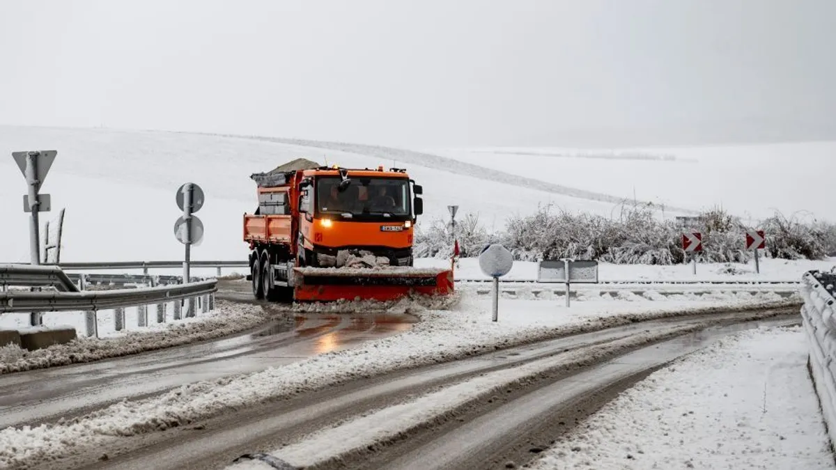 Káoszt okoz az idei első hó, több száz esethez riasztották a tűzoltókat
