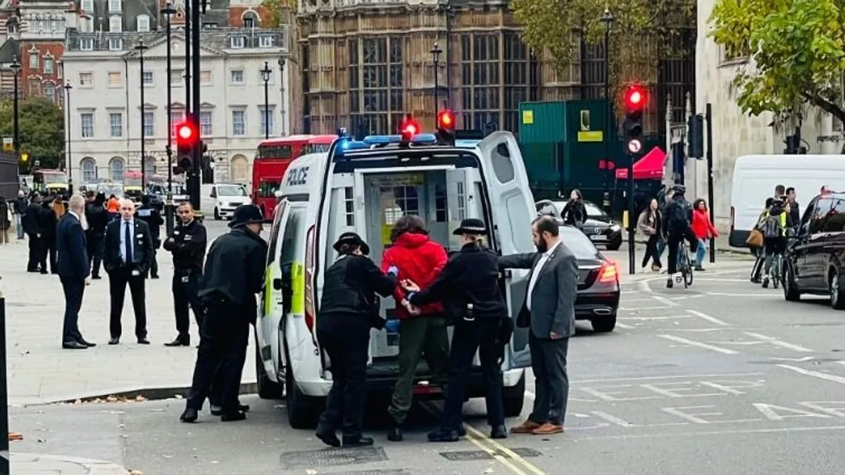 Késekkel fenyegetőzött egy férfi a brit parlament előtt, letartóztatták