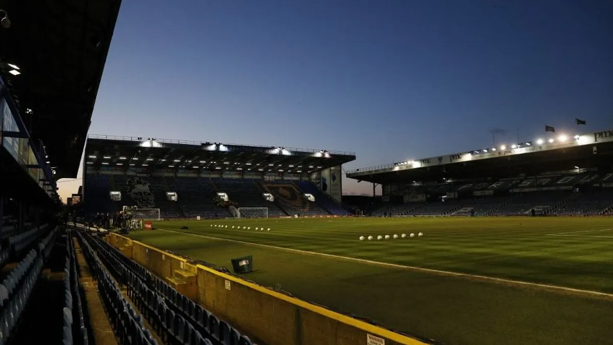 Sötétbe borult a stadion az egyik legnagyobb angol rangadó kezdetére - videó