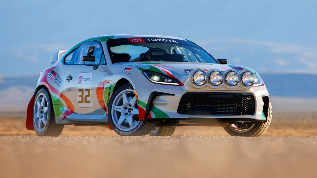 A legendás Celica raliautót idézi az 1,6-os turbómotorral és összkerékhajtással rendelkező GR86