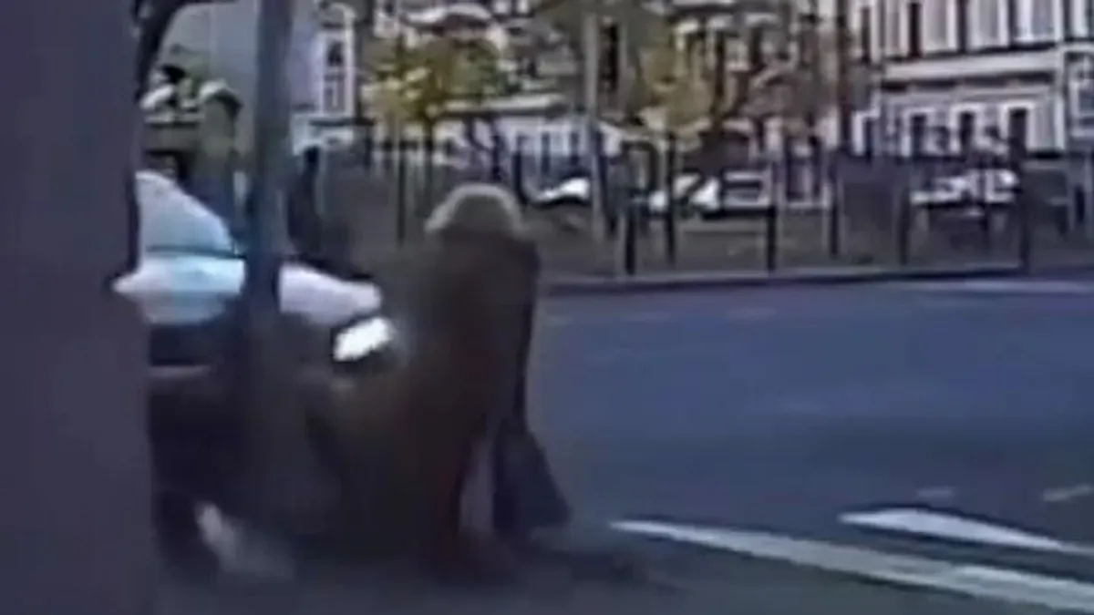Gyalogátkelőnél várakozott egy idős nő, isteni csoda, hogy életben maradt, amikor jött egy autó - videó