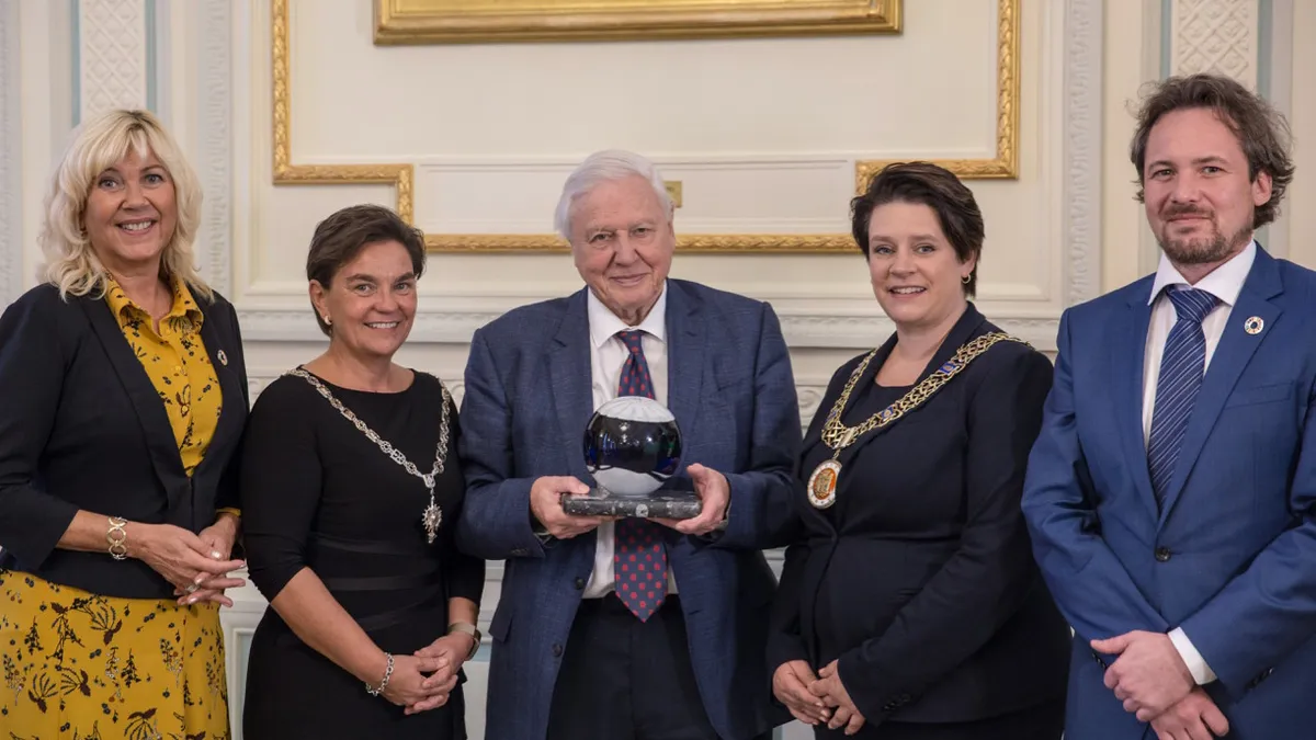 Ellopták Sir David Attenborough hangját