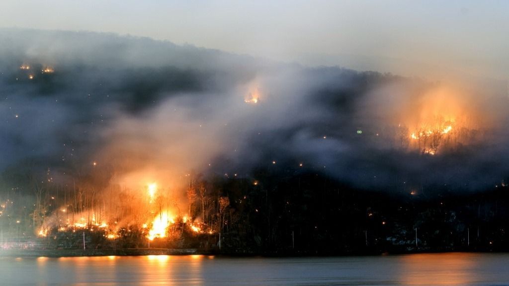 Jennings Fire Continues To Burn On Border Of New York And New Jersey