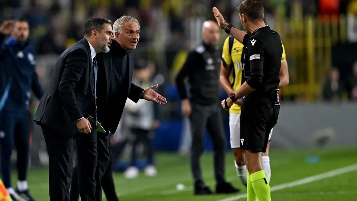 Súlyos büntetést kapott José Mourinho a bírószidásért