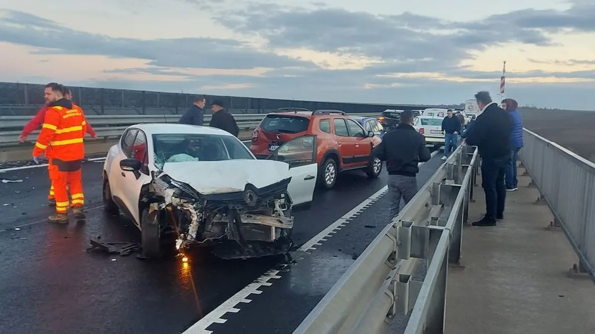 Látványos felvétel, így törtek össze az autók az M6-oson a brutális tömegbalesetben - videó