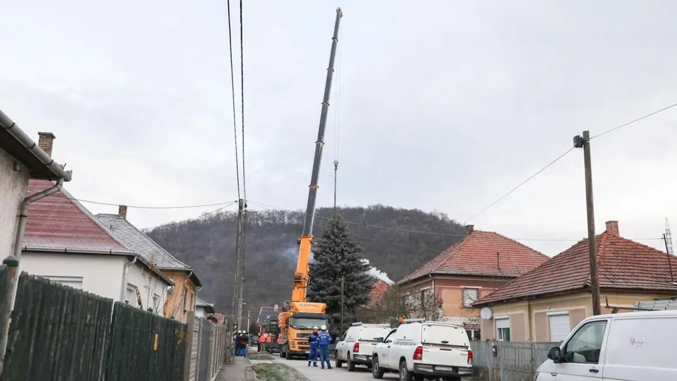 Lezárt utca, nagy tömeg Dubicsányban: vágják az ország karácsonyfáját, országkarácsonyfája, 2024.11.24.