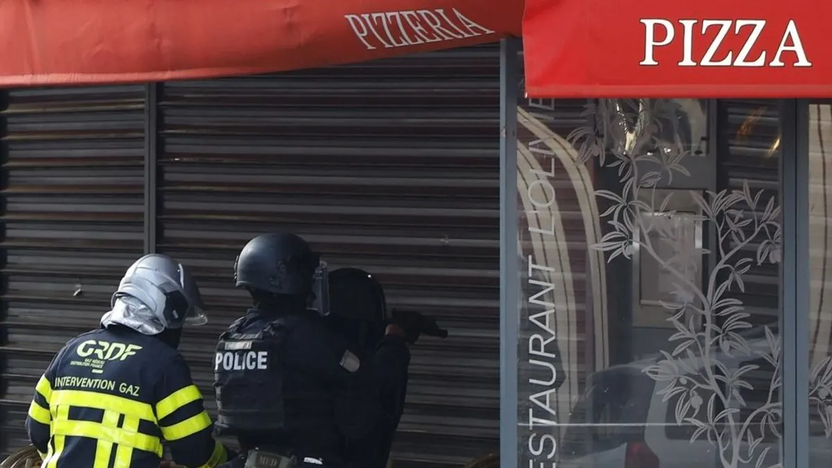 Túszokat ejtett egy késes támadó egy párizsi pizzázóban