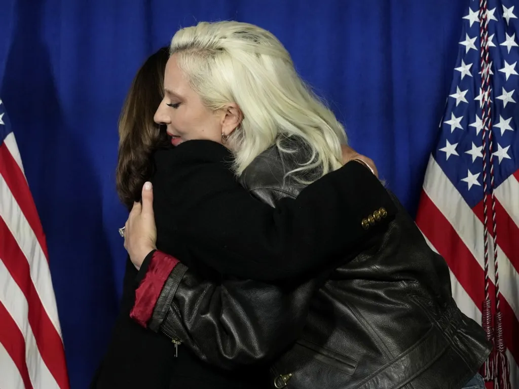 Philadelphia, 2024. november 5. Kamala Harris amerikai alelnök, a Demokrata Párt jelöltje (b) Lady Gaga amerikai énekes-színésznővel a Pennsylvania állambeli Philadelphiában tartott kampányzáró gyűlésén 2024. november 4-én, az amerikai elnökválasztás előtti napon